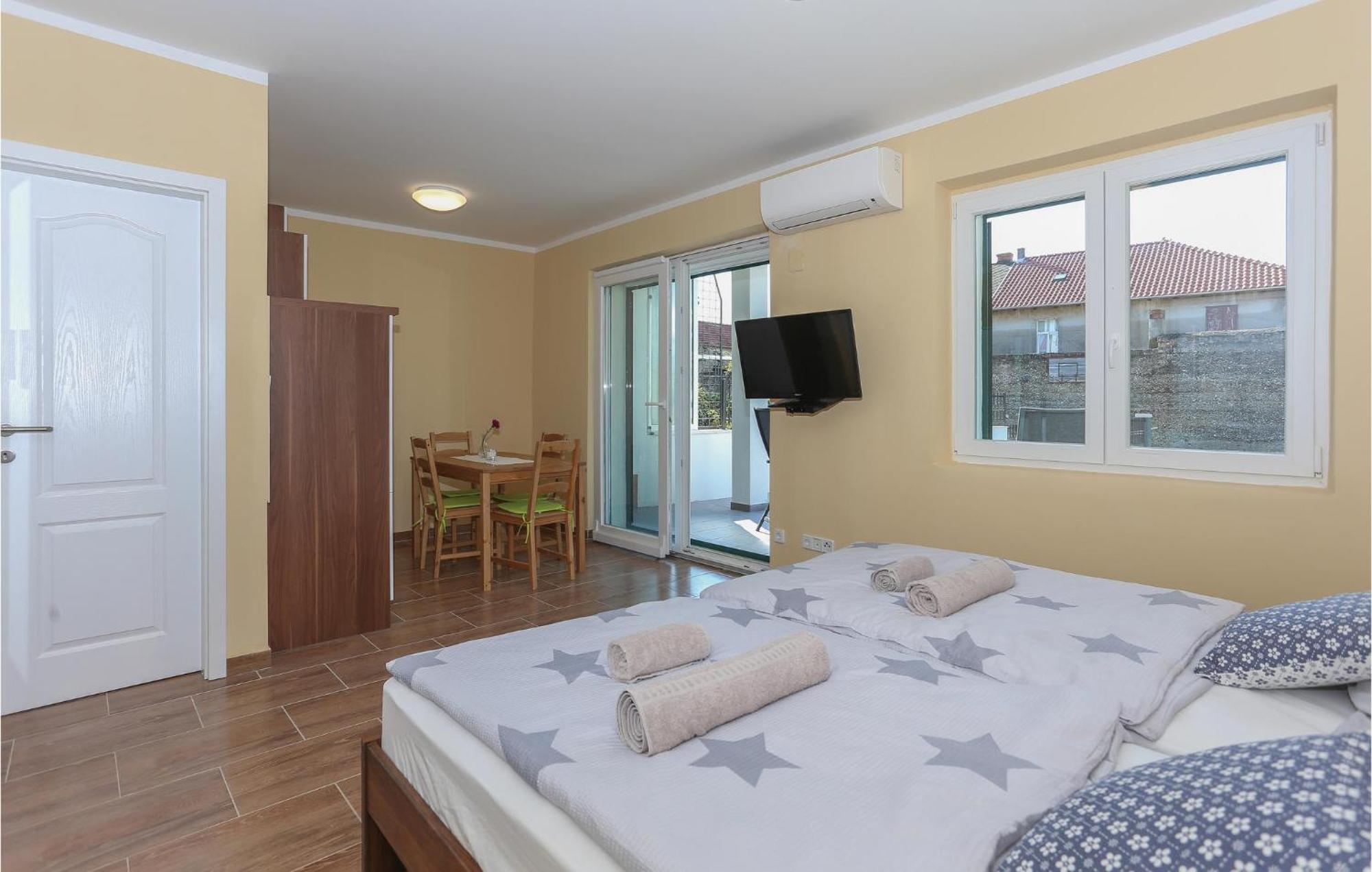 Gorgeous Apartment In Kastel Stari With Wifi Kastela Ngoại thất bức ảnh